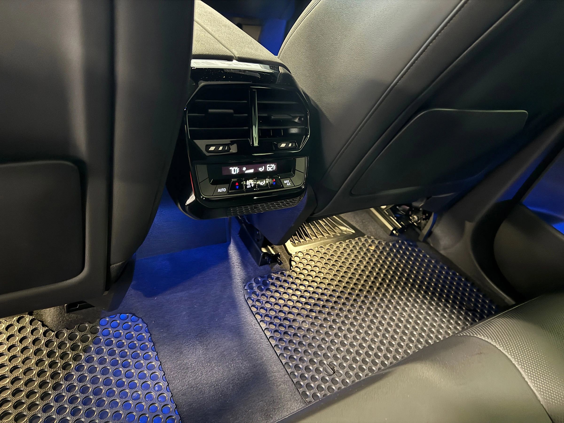 Used 2023 BMW iX xDrive50 w/ Sport Package image 15