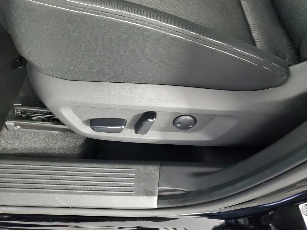 Used 2025 Nissan Rogue SV FWD image 30