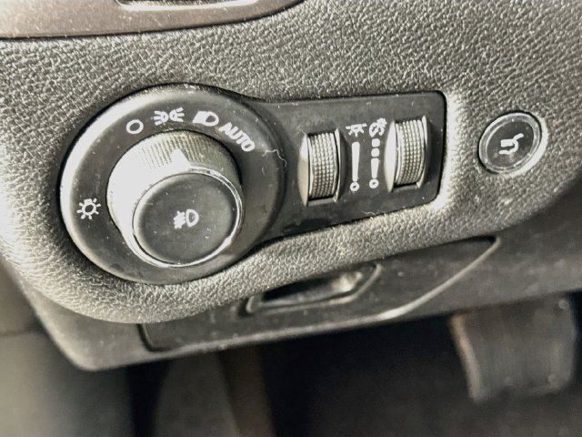 Used 2020 Jeep Cherokee Limited FWD image 13