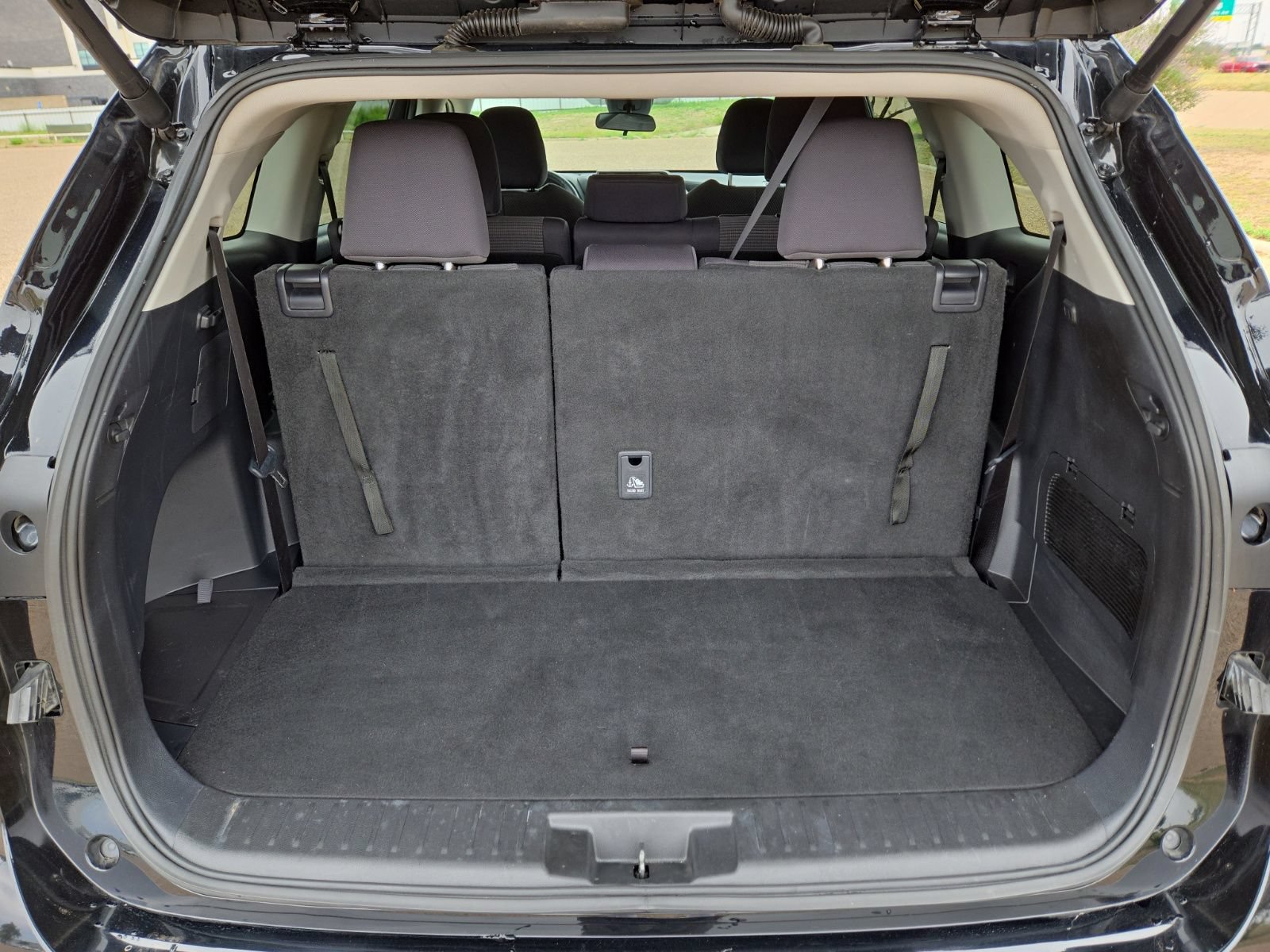 Used 2025 Toyota Highlander LE FWD image 14