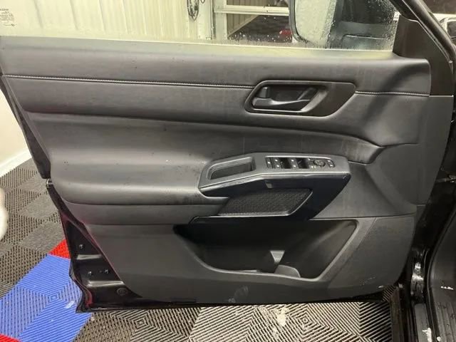 Used 2025 Nissan Pathfinder SV image 10