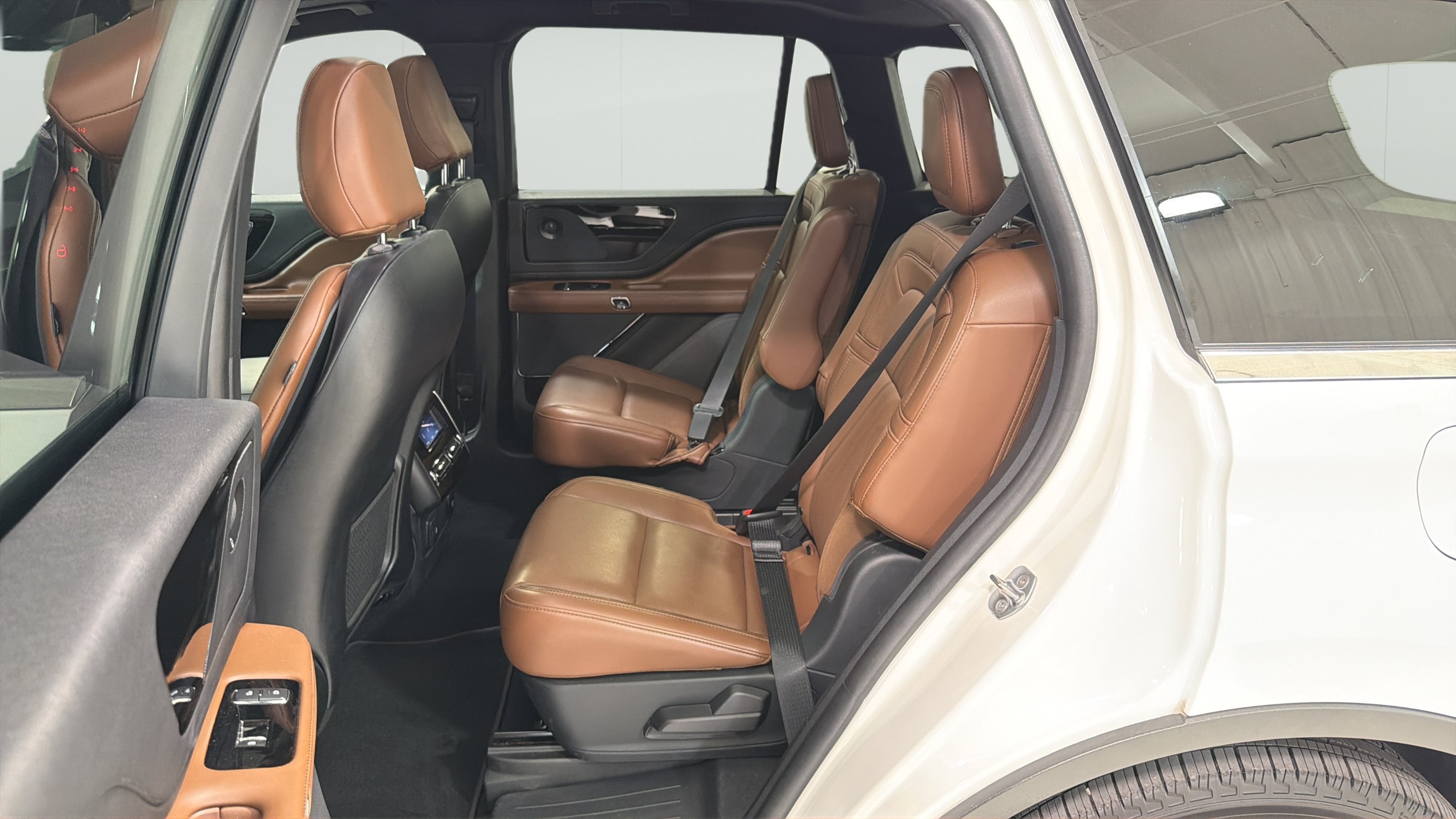 Used 2021 Lincoln Aviator Reserve w/ Class IV Trailer Tow Package RWD image 22