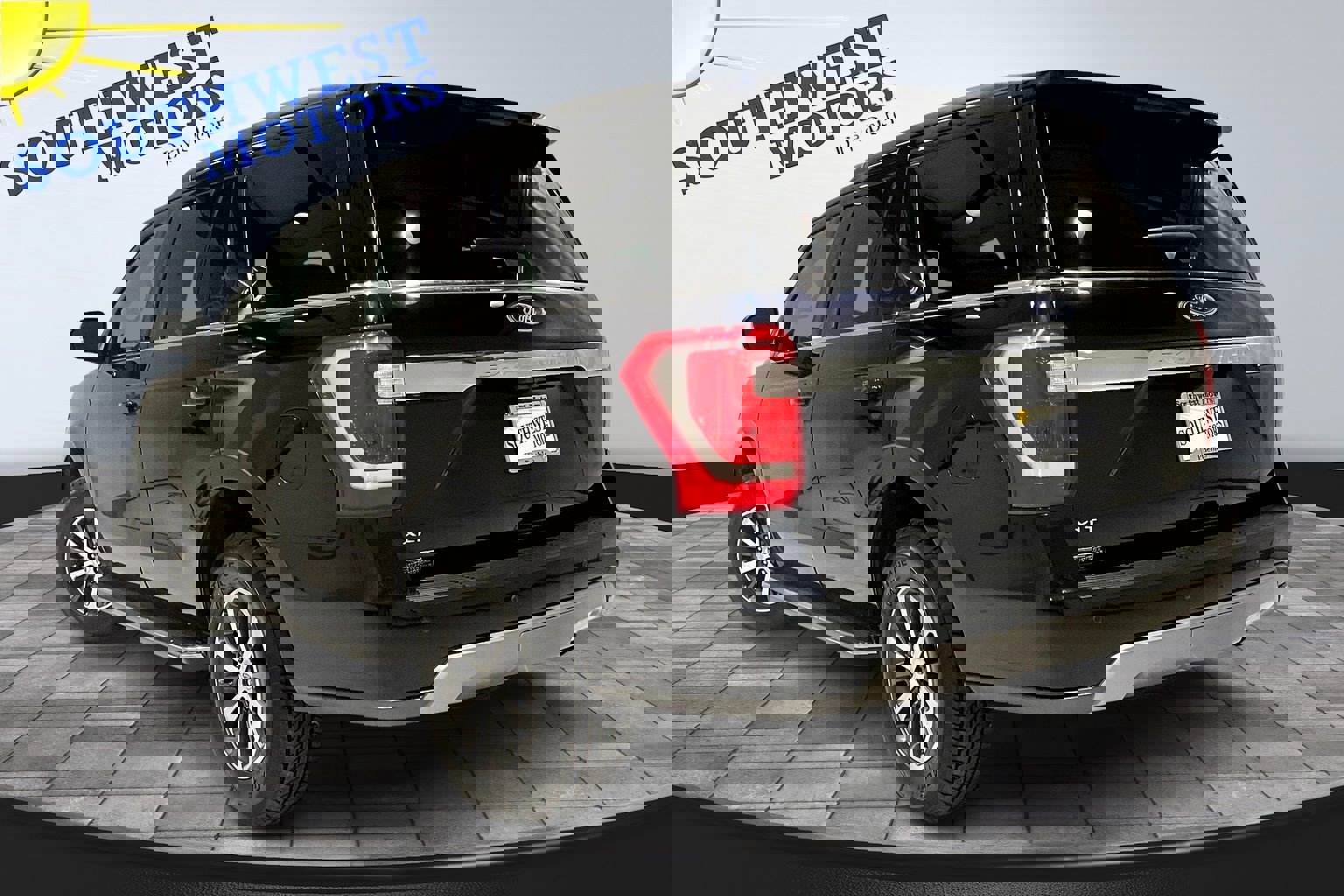 Used 2021 Ford Expedition XLT image 4