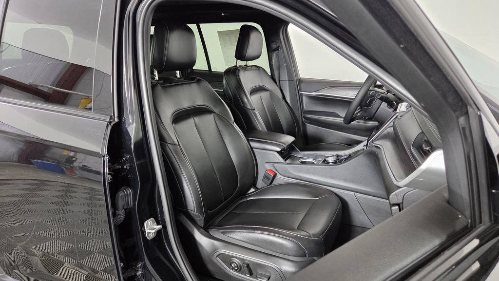 Used 2024 Jeep Grand Cherokee Limited w/ Black Appearance Package AWD/4WD image 35
