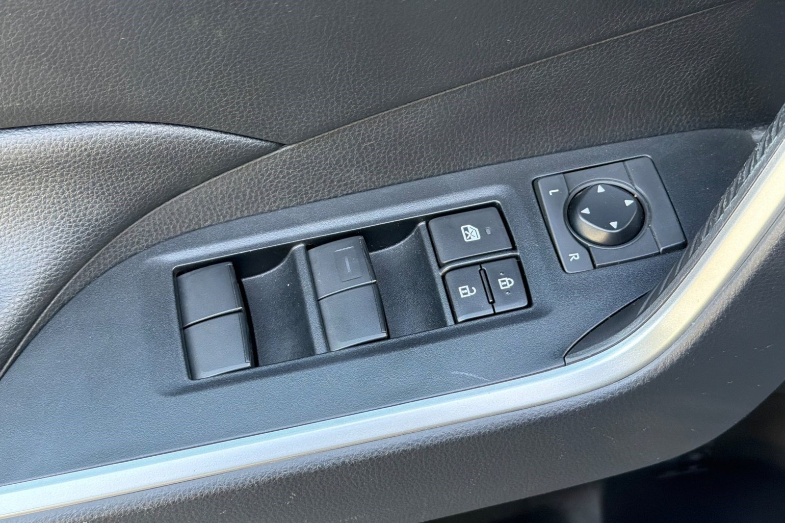 Used 2019 Toyota RAV4 LE w/ Carpet Mat Package FWD image 13