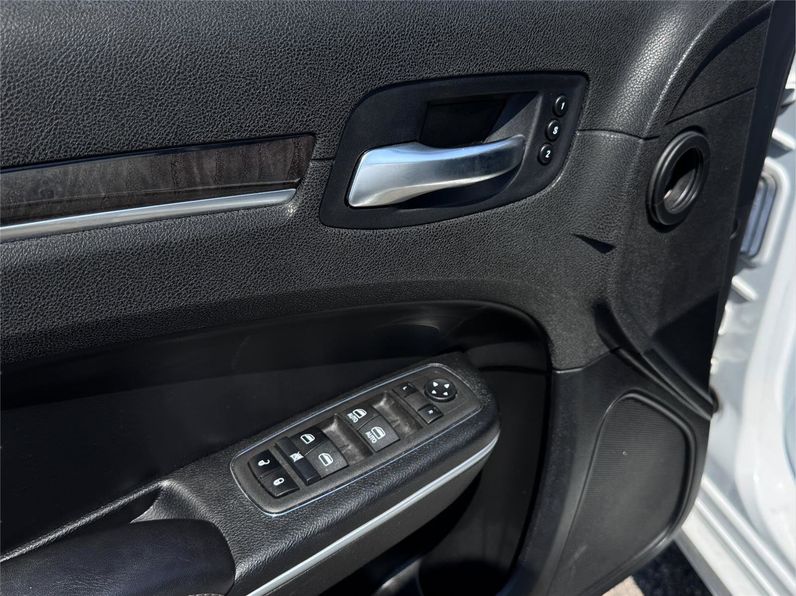 Used 2022 Chrysler 300 Touring L w/ Comfort Group image 7