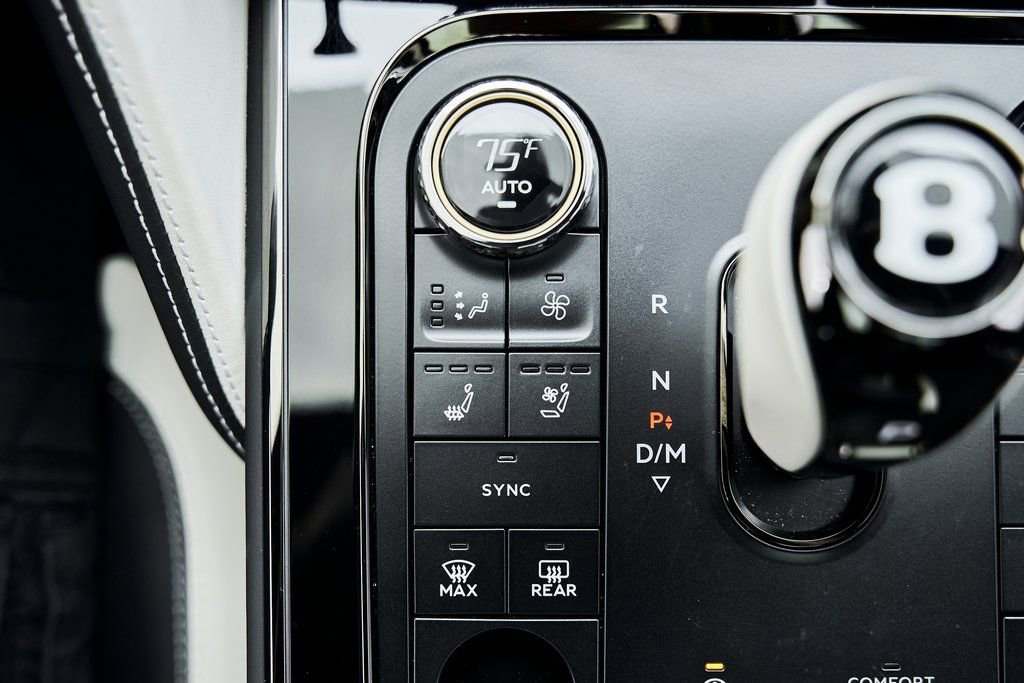 Used 2025 Bentley Flying Spur Plug-In Hybrid image 74