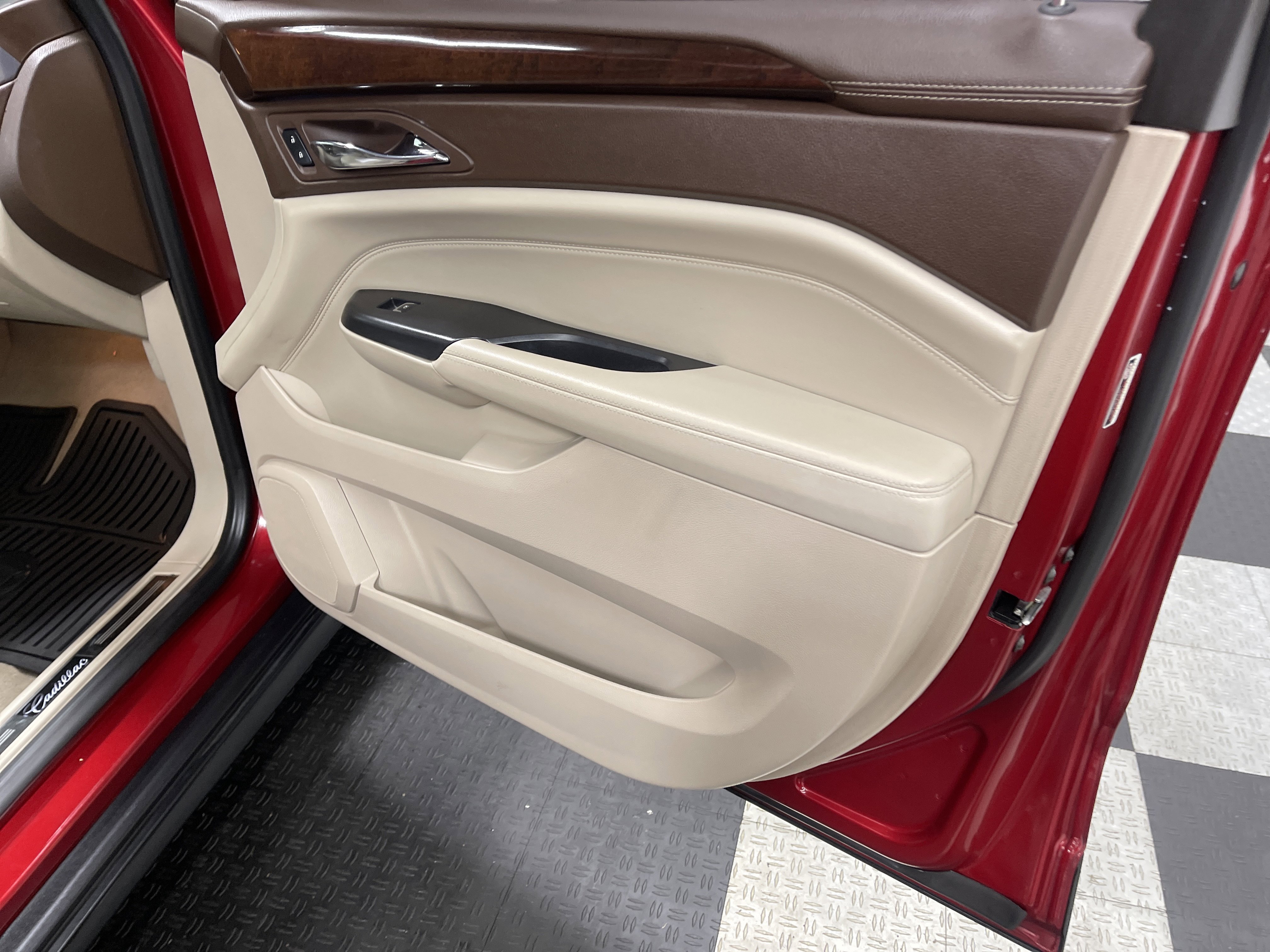Used 2014 Cadillac SRX Luxury w/ Driver Awareness Package FWD image 25