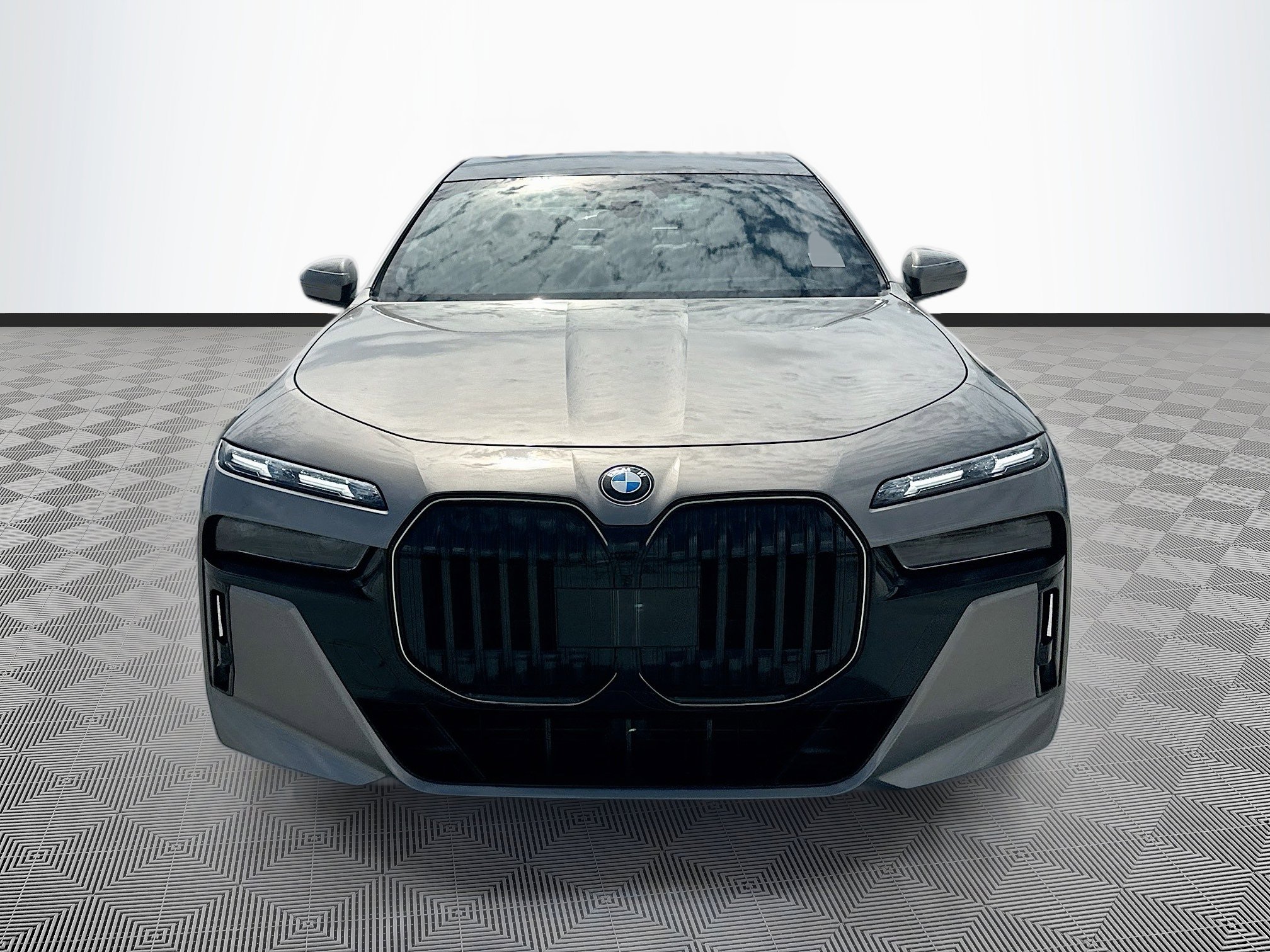 Used 2025 BMW 760i xDrive w/ Executive Package image 2