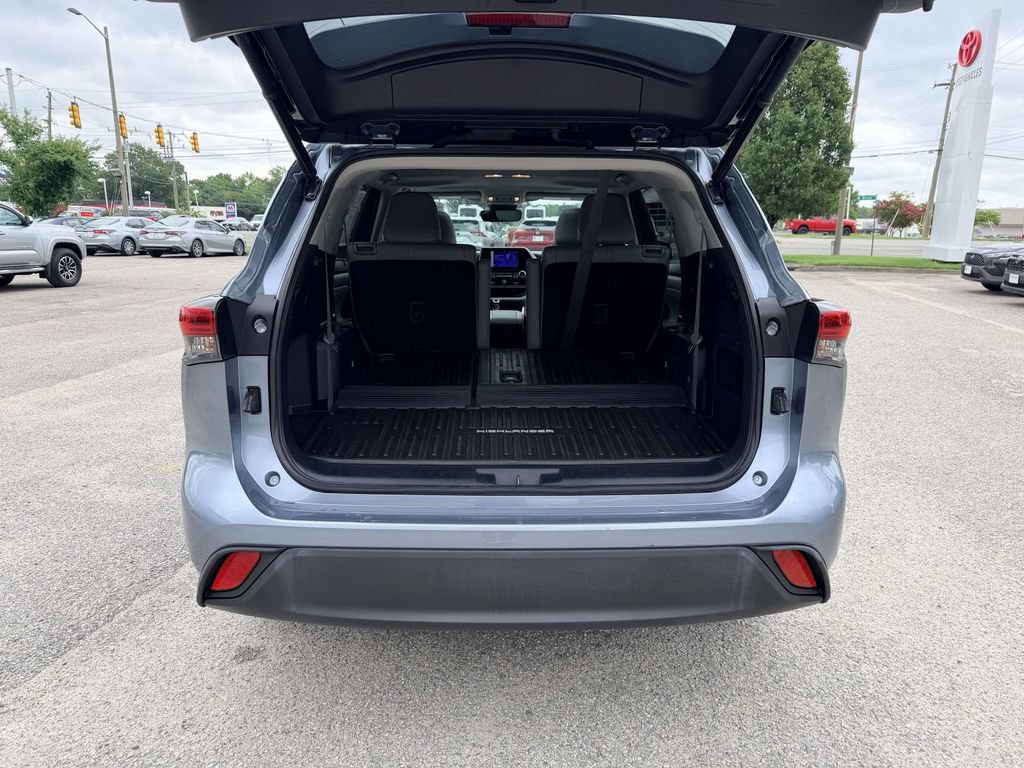Used 2023 Toyota Highlander XLE AWD/4WD image 15