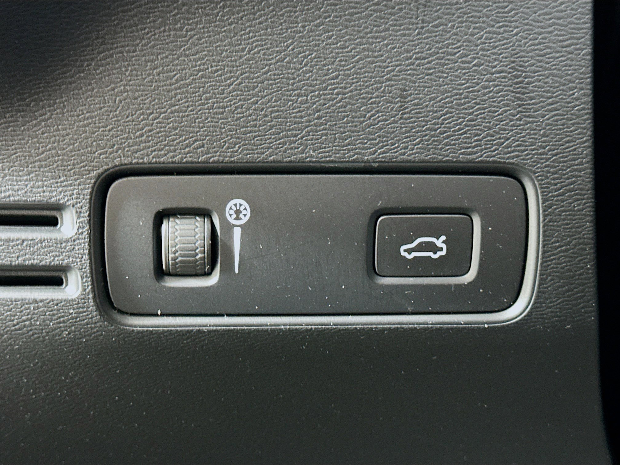 Used 2021 Volvo XC40 P8 Recharge w/ Advanced Package image 17