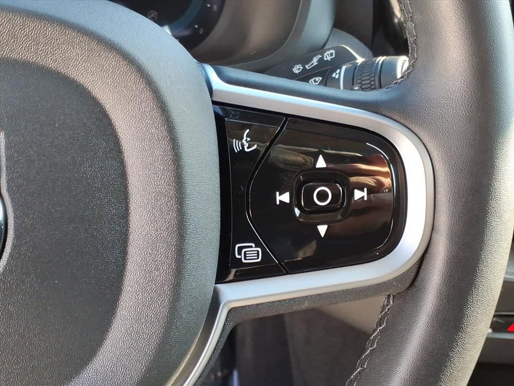 Used 2025 Volvo XC60 B5 Plus image 26