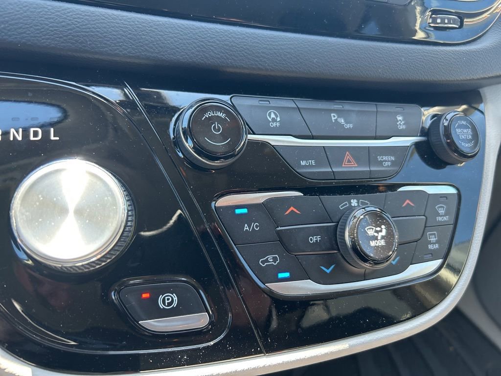 Used 2020 Chrysler Voyager L FWD image 5