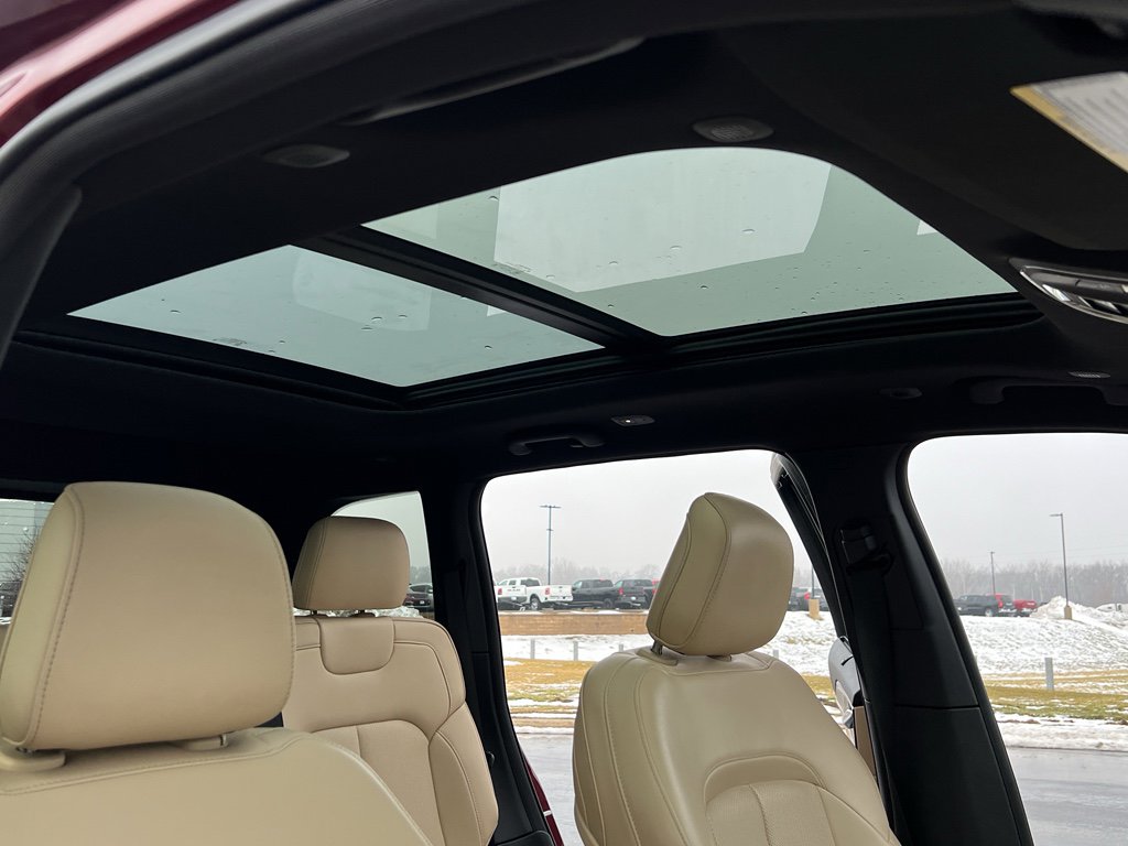 Used 2024 Jeep Grand Cherokee Limited w/ Luxury Tech Group II image 31