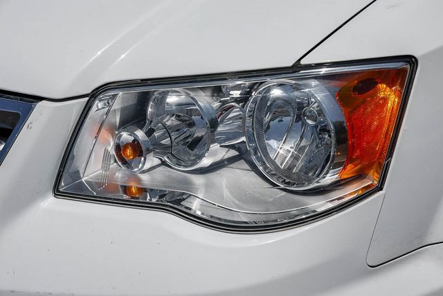 Used 2016 Chrysler Town & Country Touring FWD image 8