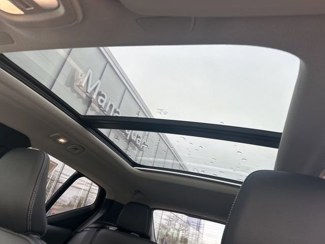Certified 2025 Volvo XC40 B5 Plus AWD/4WD image 27