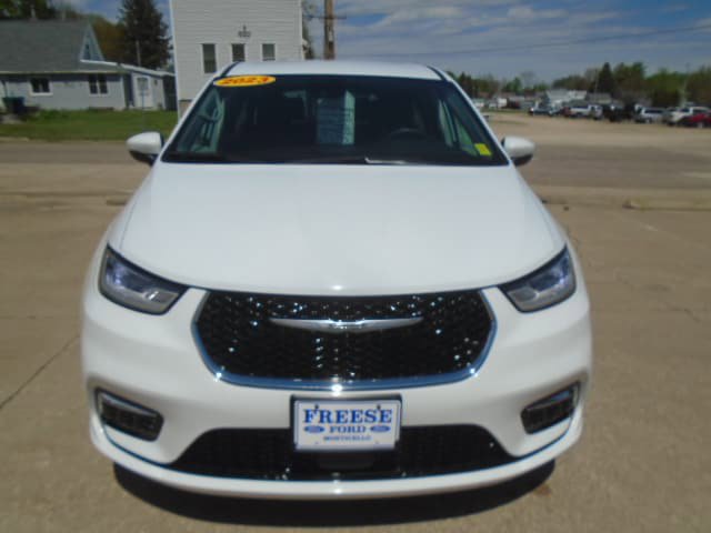 Used 2023 Chrysler Pacifica Touring-L FWD image 16