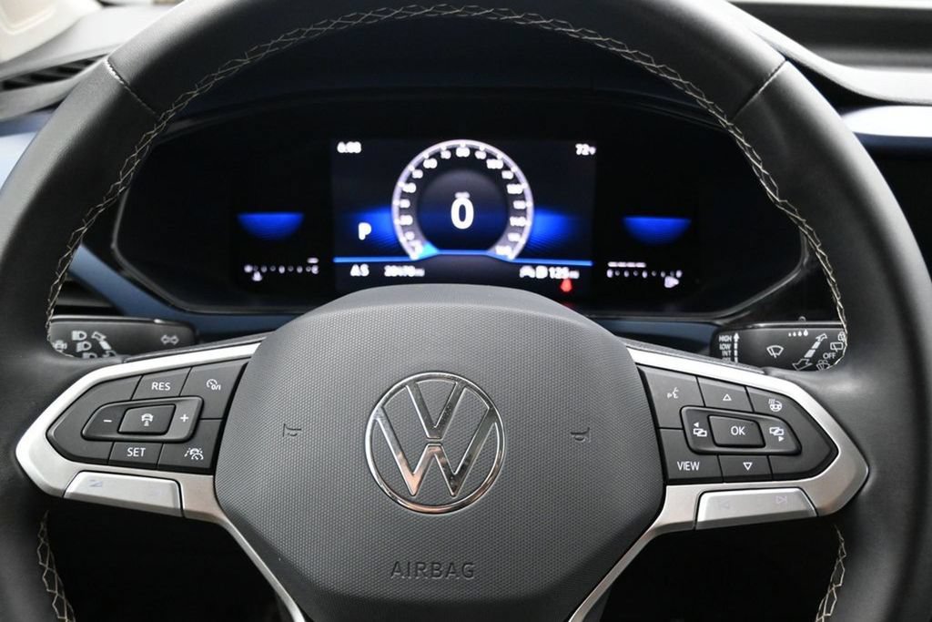 Used 2023 Volkswagen Taos SE w/ Panoramic Sunroof Package FWD image 17