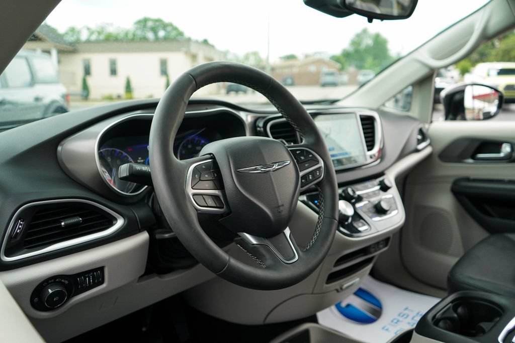 Used 2024 Chrysler Pacifica Touring-L FWD image 5