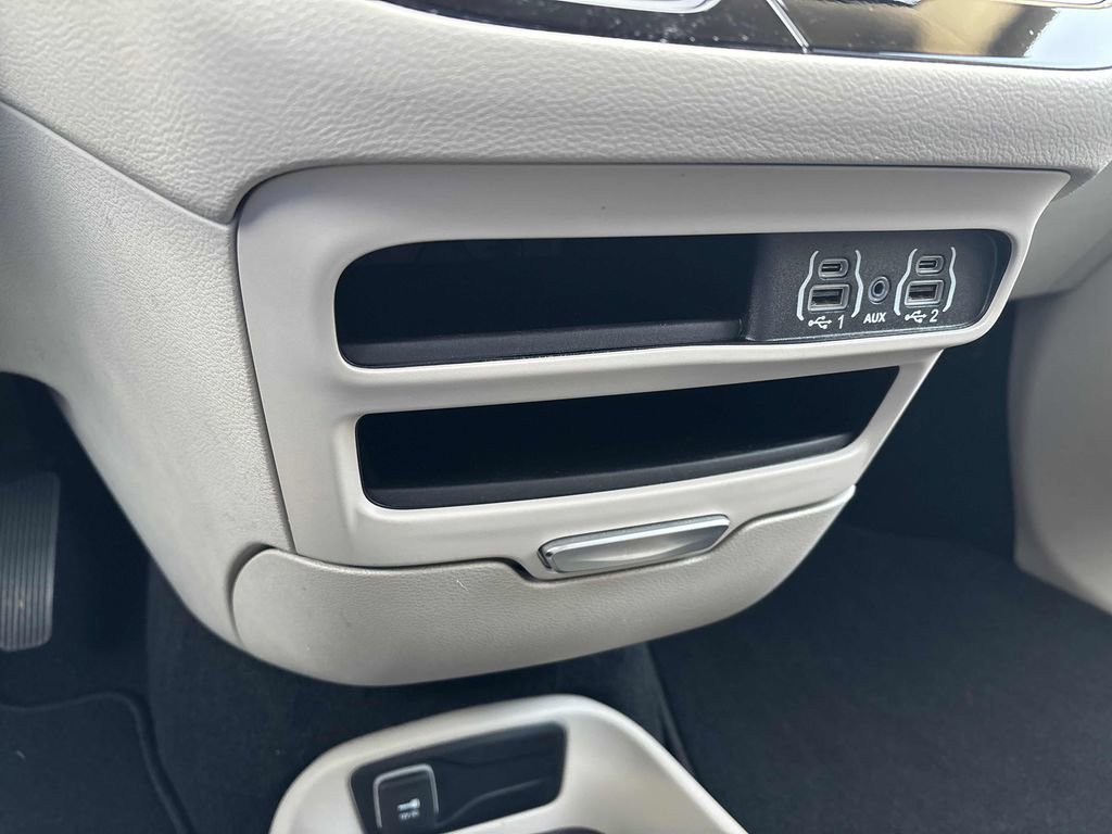 Used 2024 Chrysler Pacifica Touring-L image 27