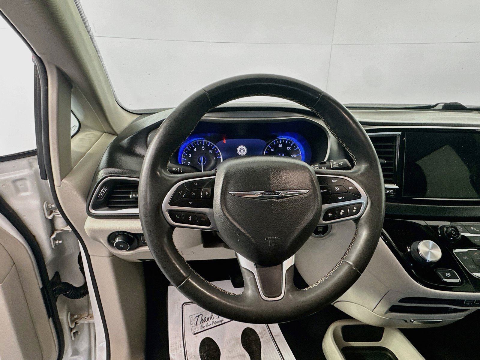 Used 2022 Chrysler Pacifica Touring-L FWD image 9