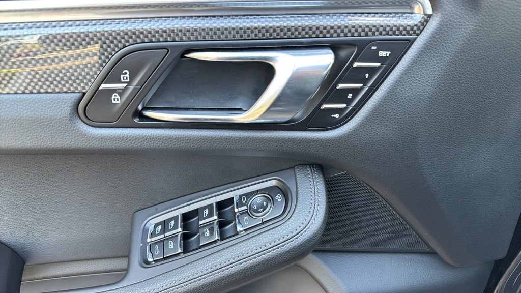 Certified 2025 Porsche Macan image 8