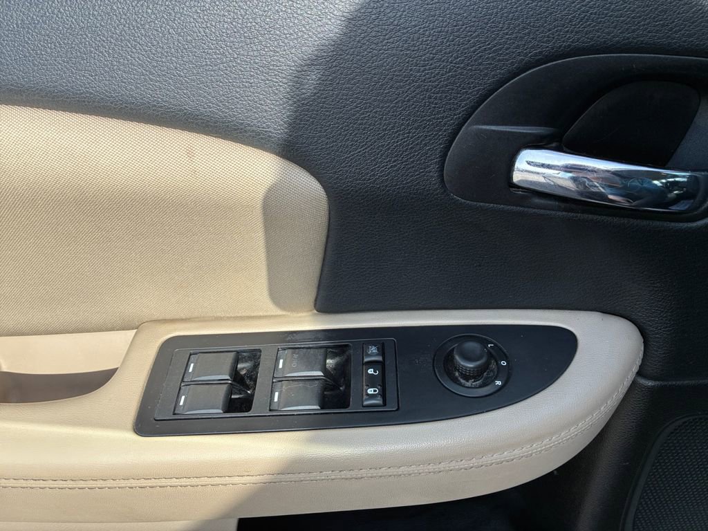 Used 2013 Chrysler 200 LX image 27