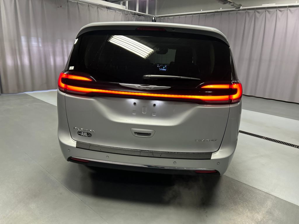 Used 2024 Chrysler Pacifica Limited image 6