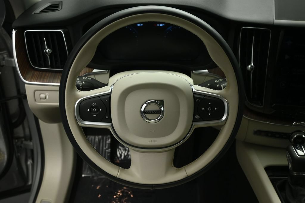 Used 2021 Volvo XC60 T5 Momentum w/ Advanced Package AWD/4WD image 12