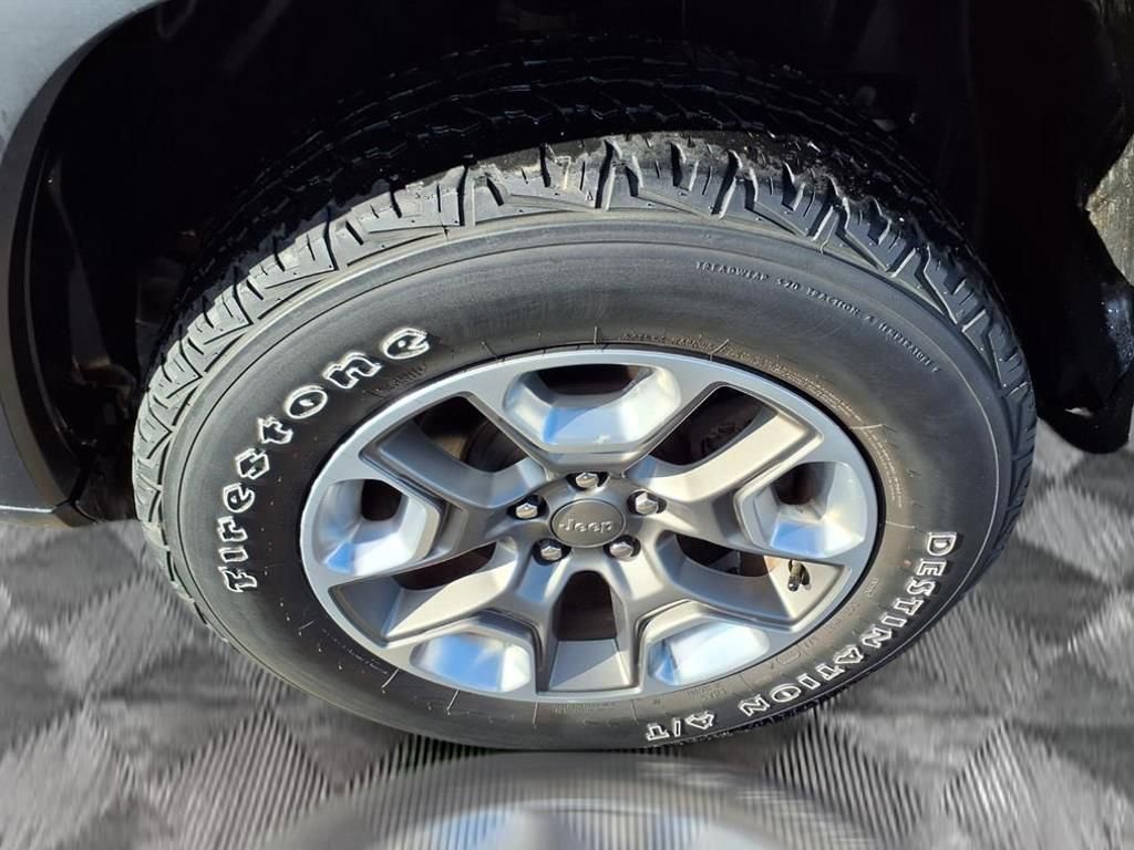 Used 2019 Jeep Cherokee Trailhawk w/ Cold Weather Group image 19