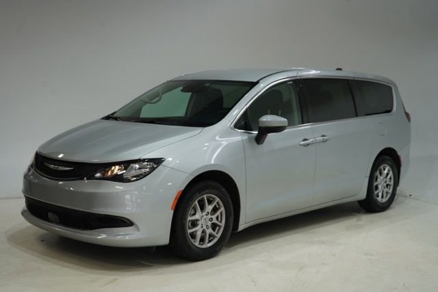 Used 2023 Chrysler Voyager LX FWD image 3
