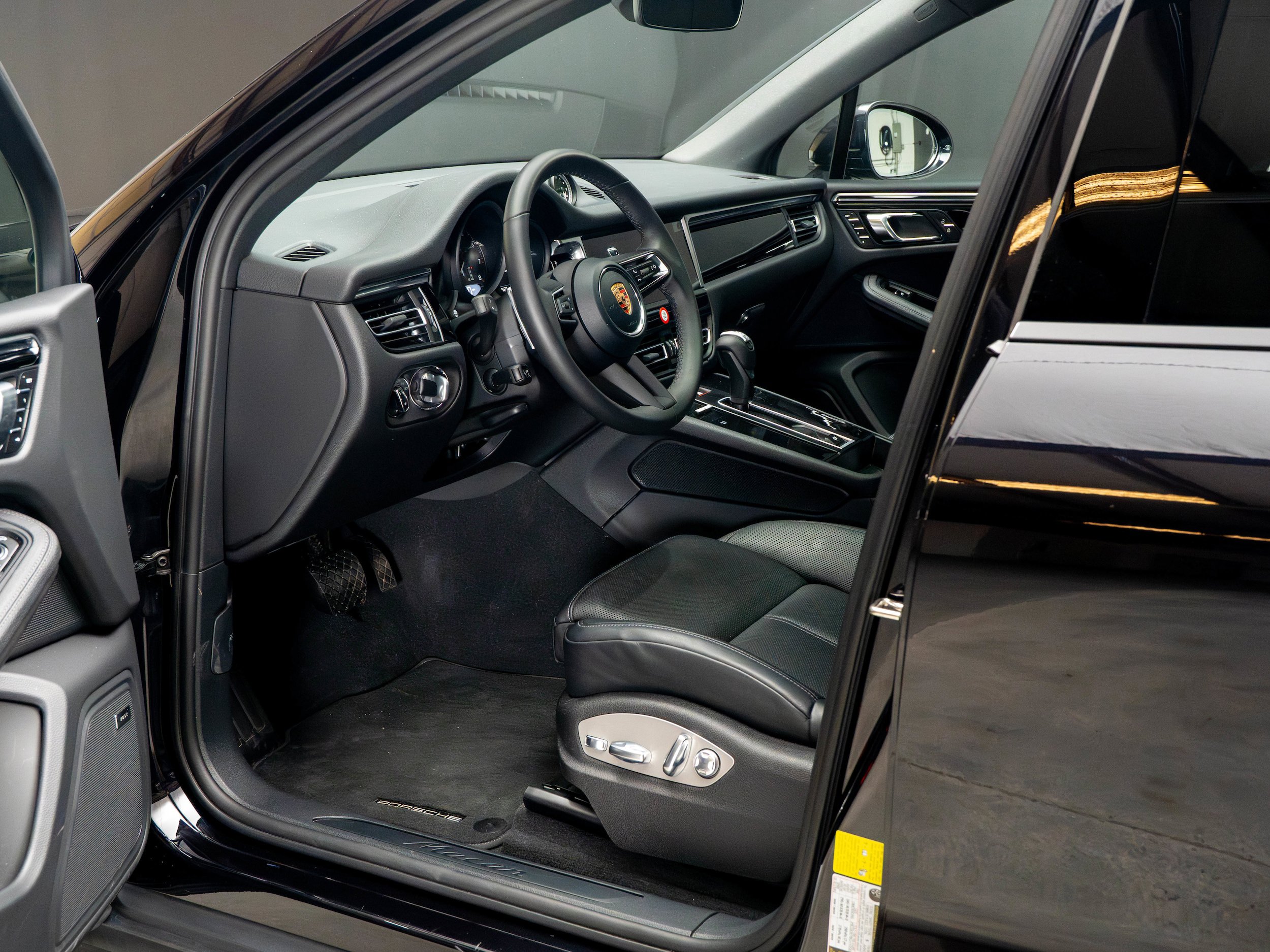 Certified 2025 Porsche Macan AWD/4WD image 4