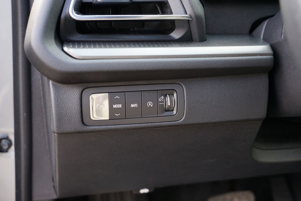 Used 2025 Chevrolet Traverse LT image 17