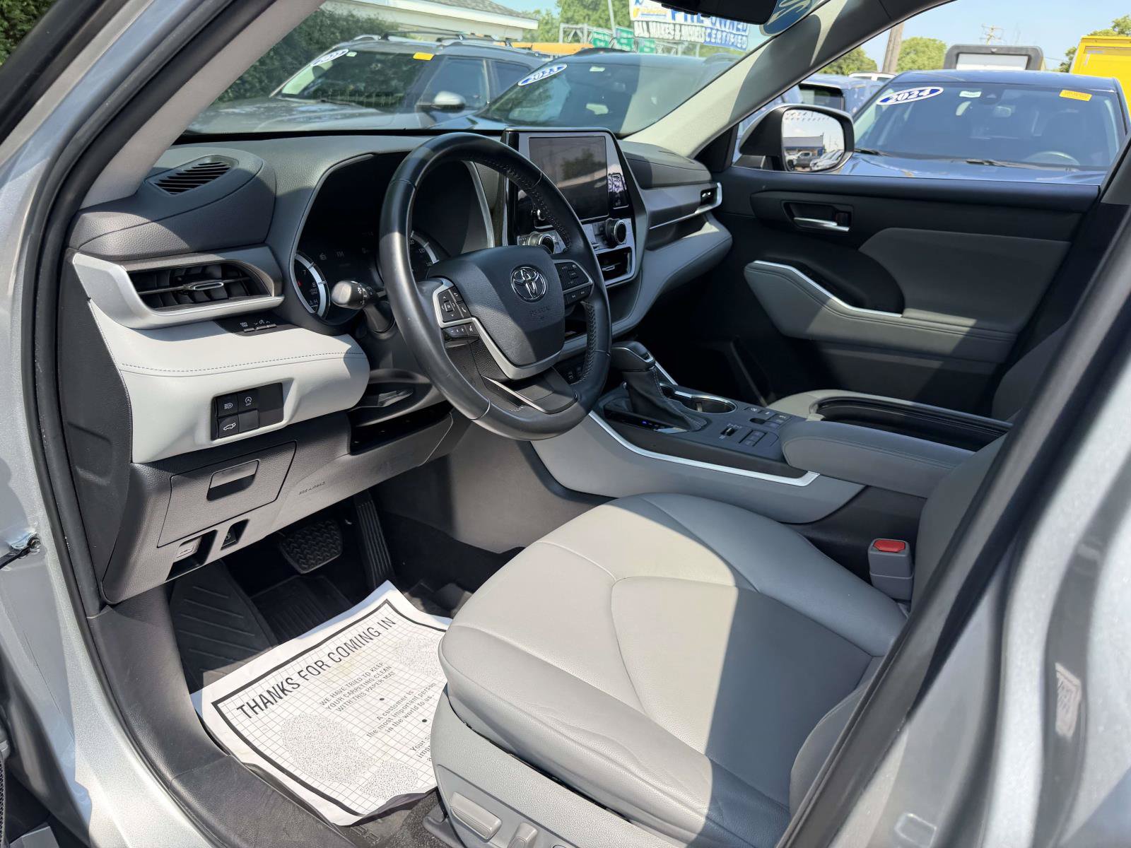 Used 2023 Toyota Highlander XLE AWD/4WD image 12