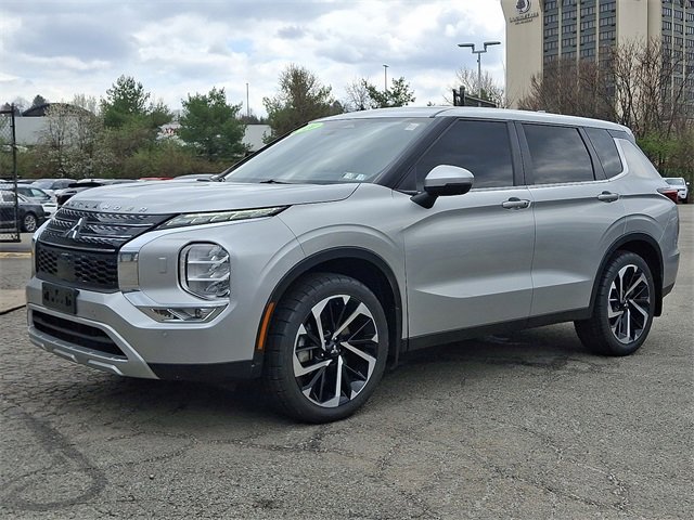 Used 2024 Mitsubishi Outlander SE Black Edition image 3