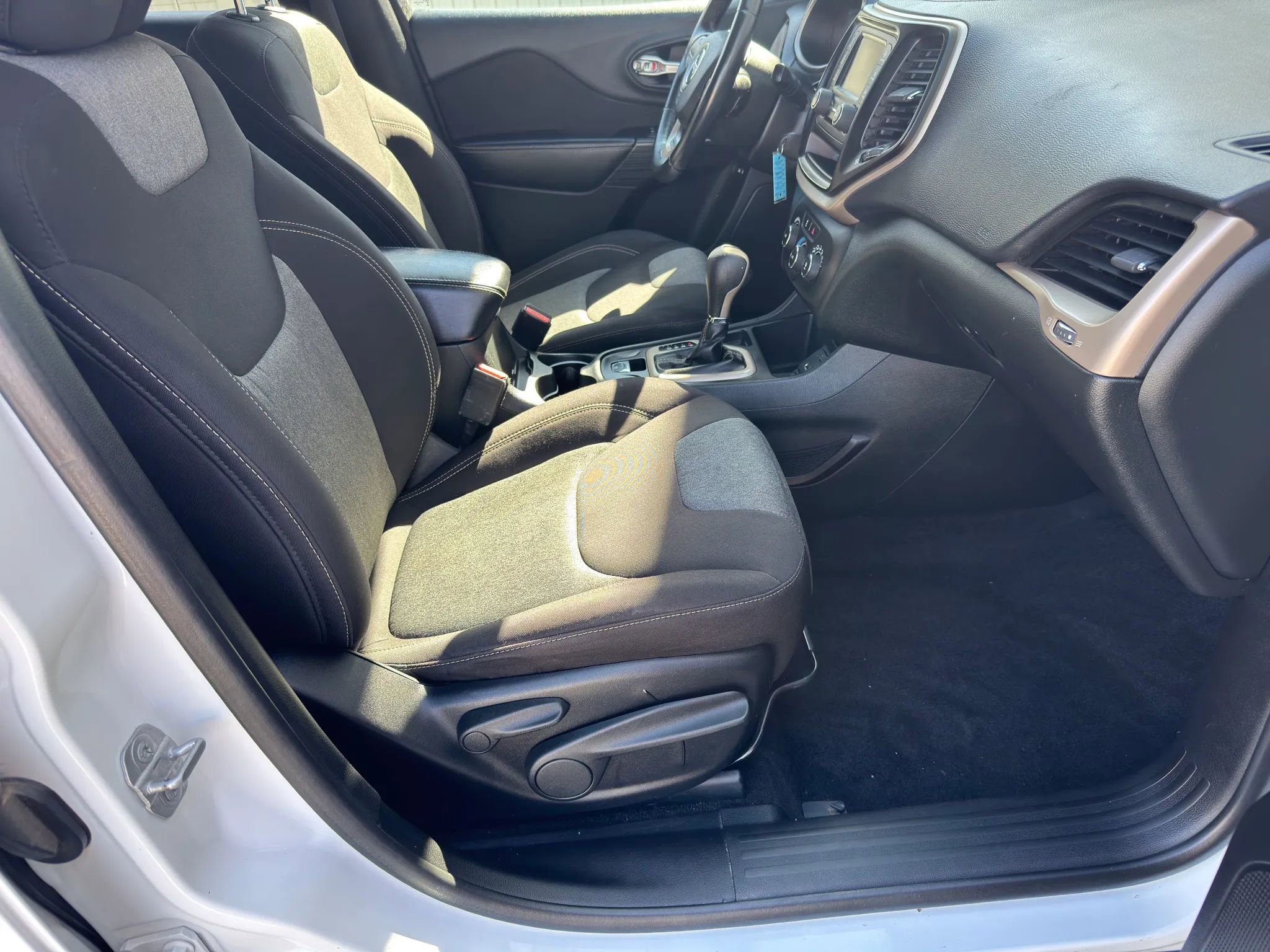 Used 2015 Jeep Cherokee Sport FWD image 16