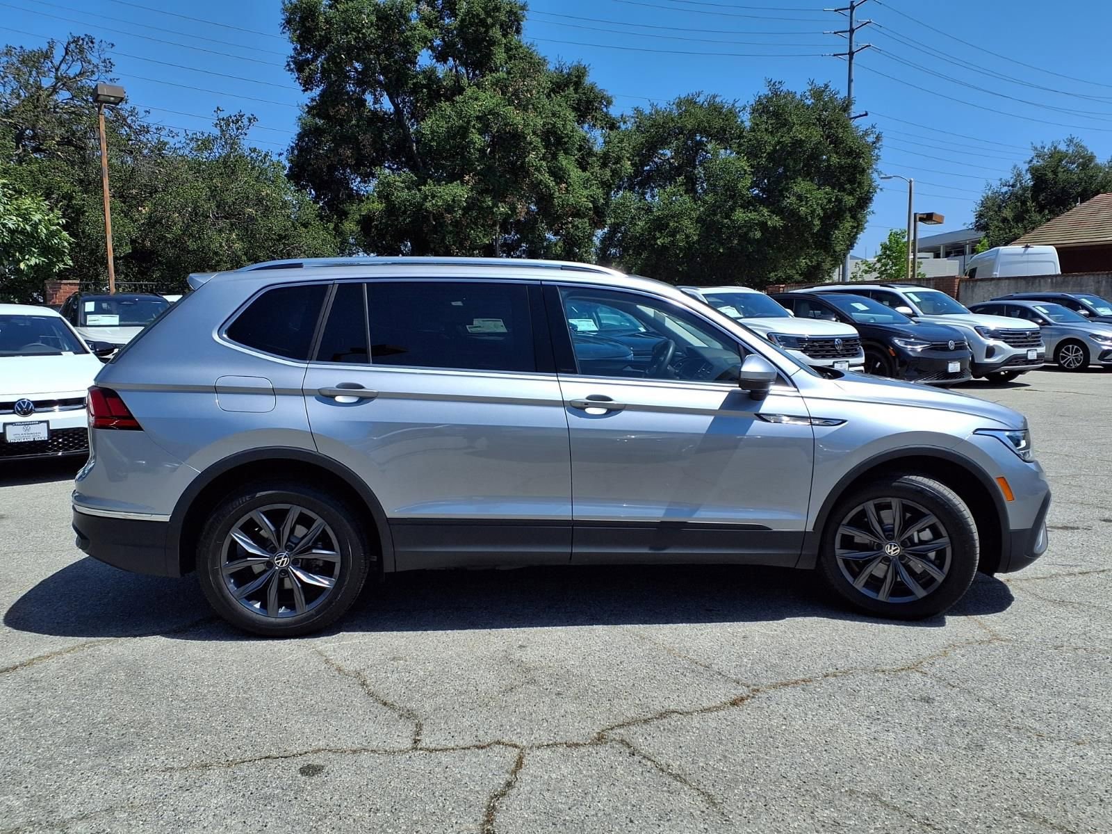 Certified 2023 Volkswagen Tiguan SE w/ Panoramic Sunroof Package FWD image 3