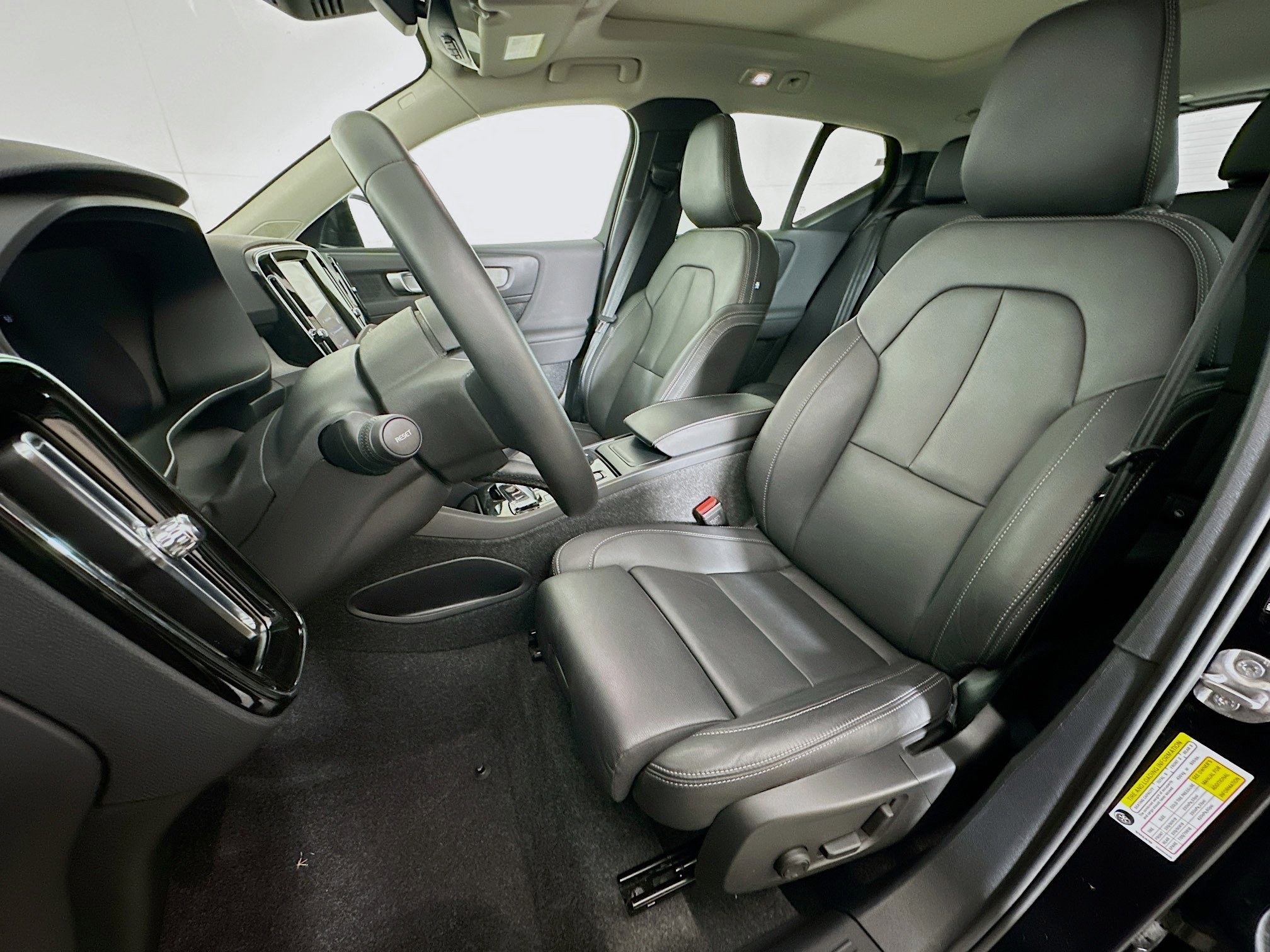 Used 2025 Volvo XC40 B5 Plus image 13