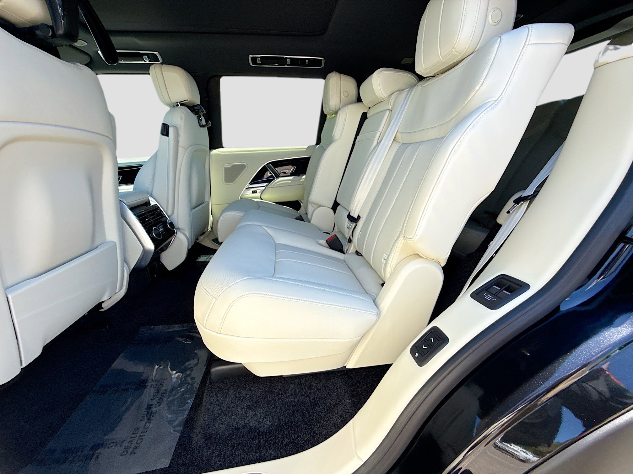 New 2026 Land Rover Range Rover Long Wheelbase SE AWD/4WD image 22