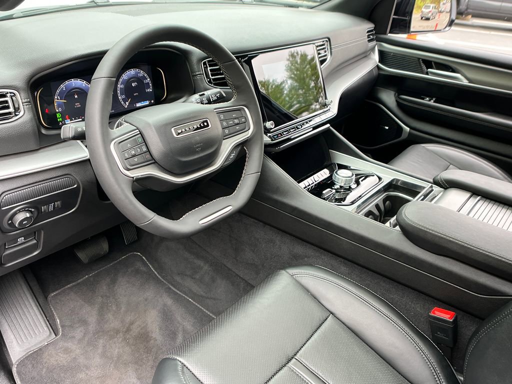 Used 2025 Jeep Wagoneer 4WD w/ Premium Group I image 10