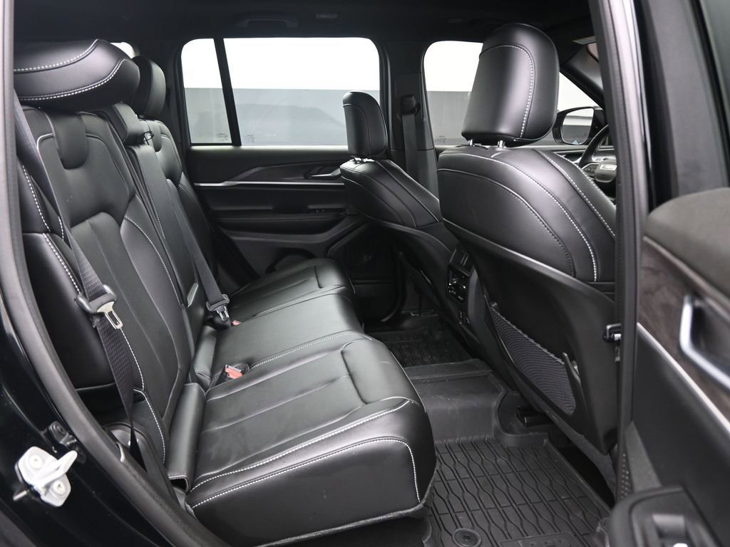 Used 2025 Jeep Grand Cherokee Limited w/ Black Appearance Package image 15