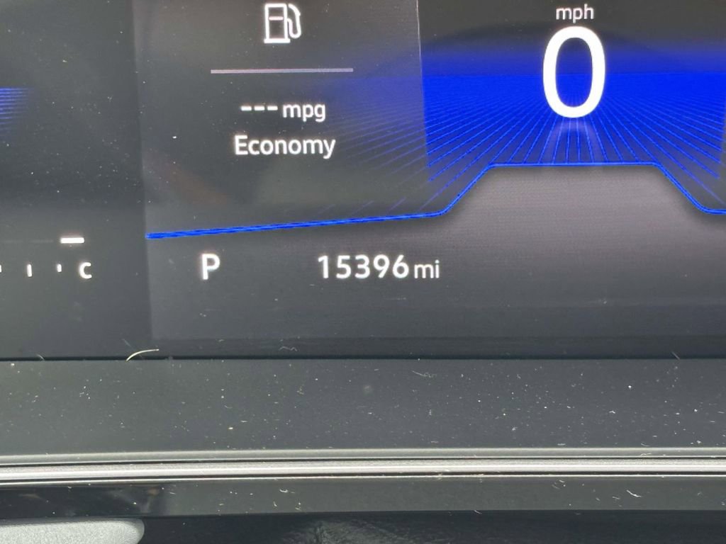 Certified 2025 Volkswagen Jetta SE w/ Sunroof Package image 23