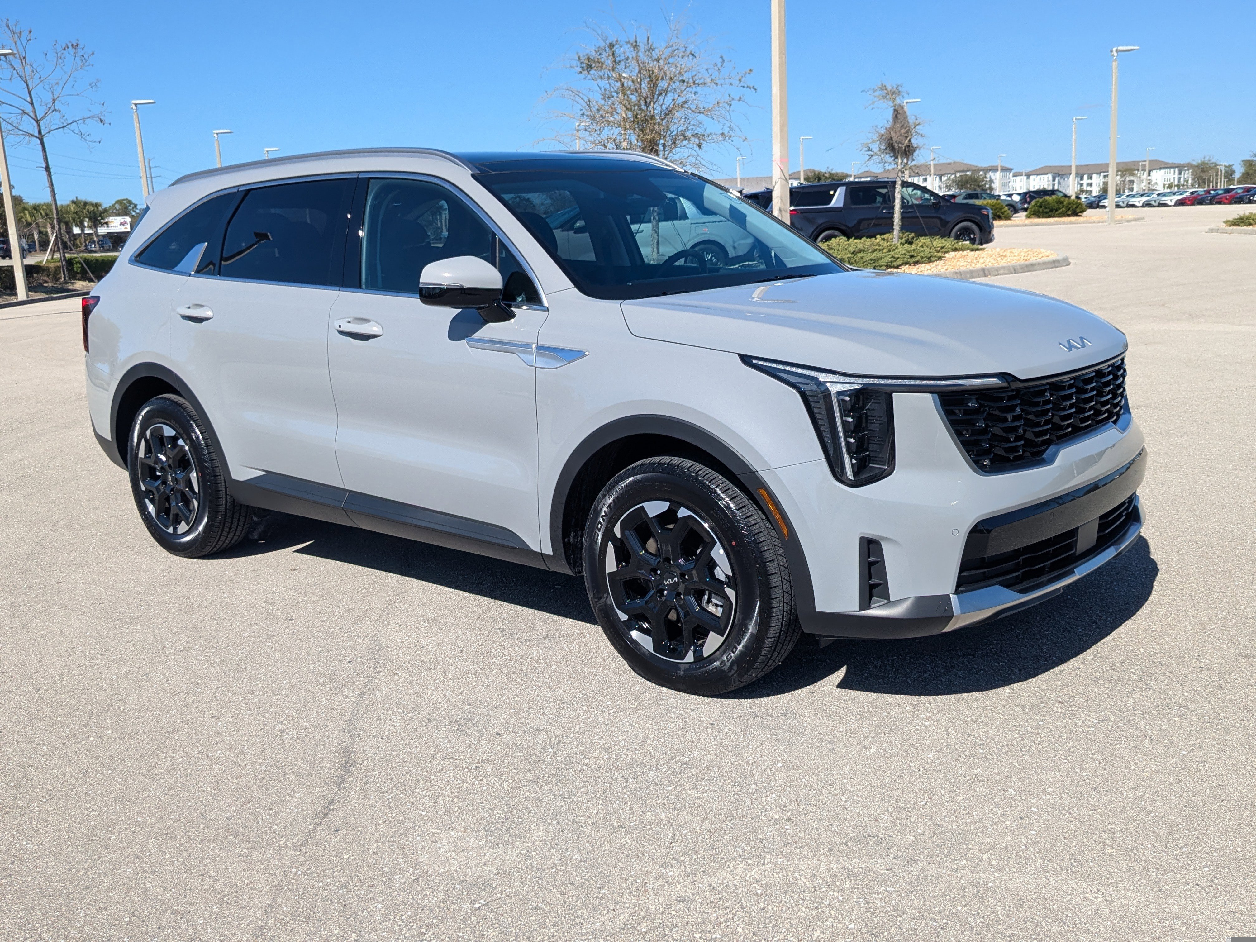 Certified 2025 Kia Sorento S w/ Panoramic Sunroof Package image 2