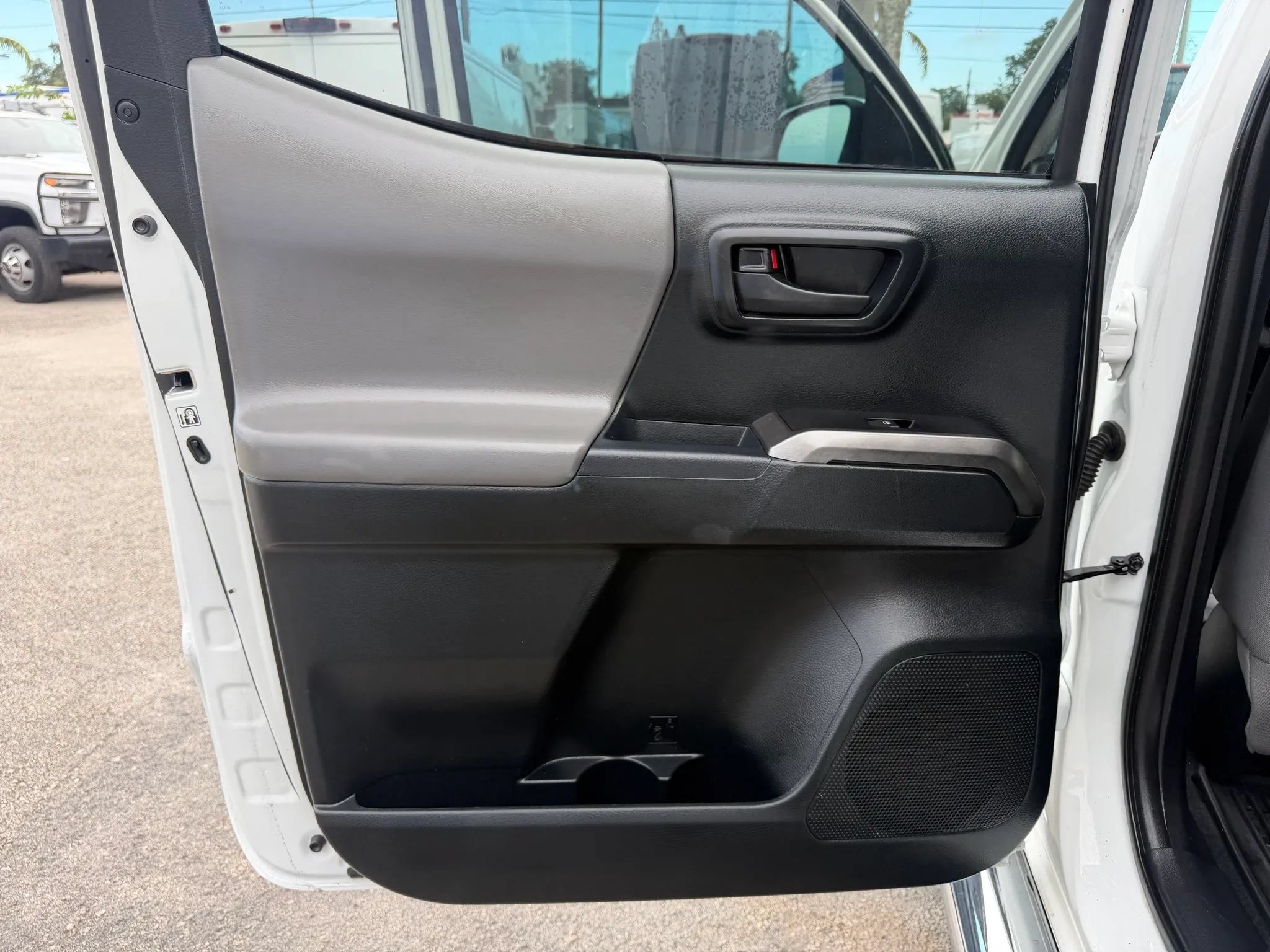 Used 2017 Toyota Tacoma SR5 w/ Tow Package RWD image 16