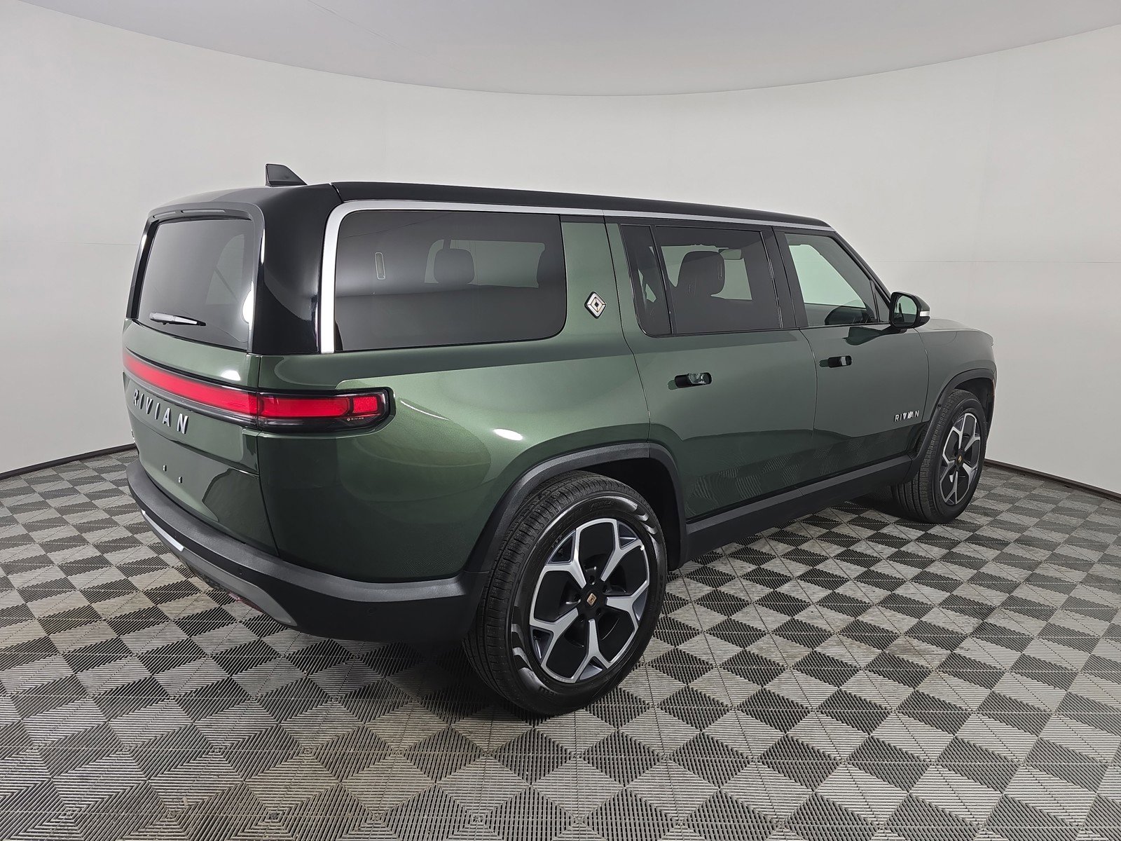 Used 2024 Rivian R1S Adventure AWD/4WD image 5