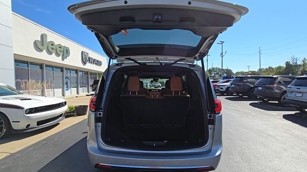 New 2026 Chrysler Pacifica Pinnacle w/ Trailer Tow Group FWD image 16