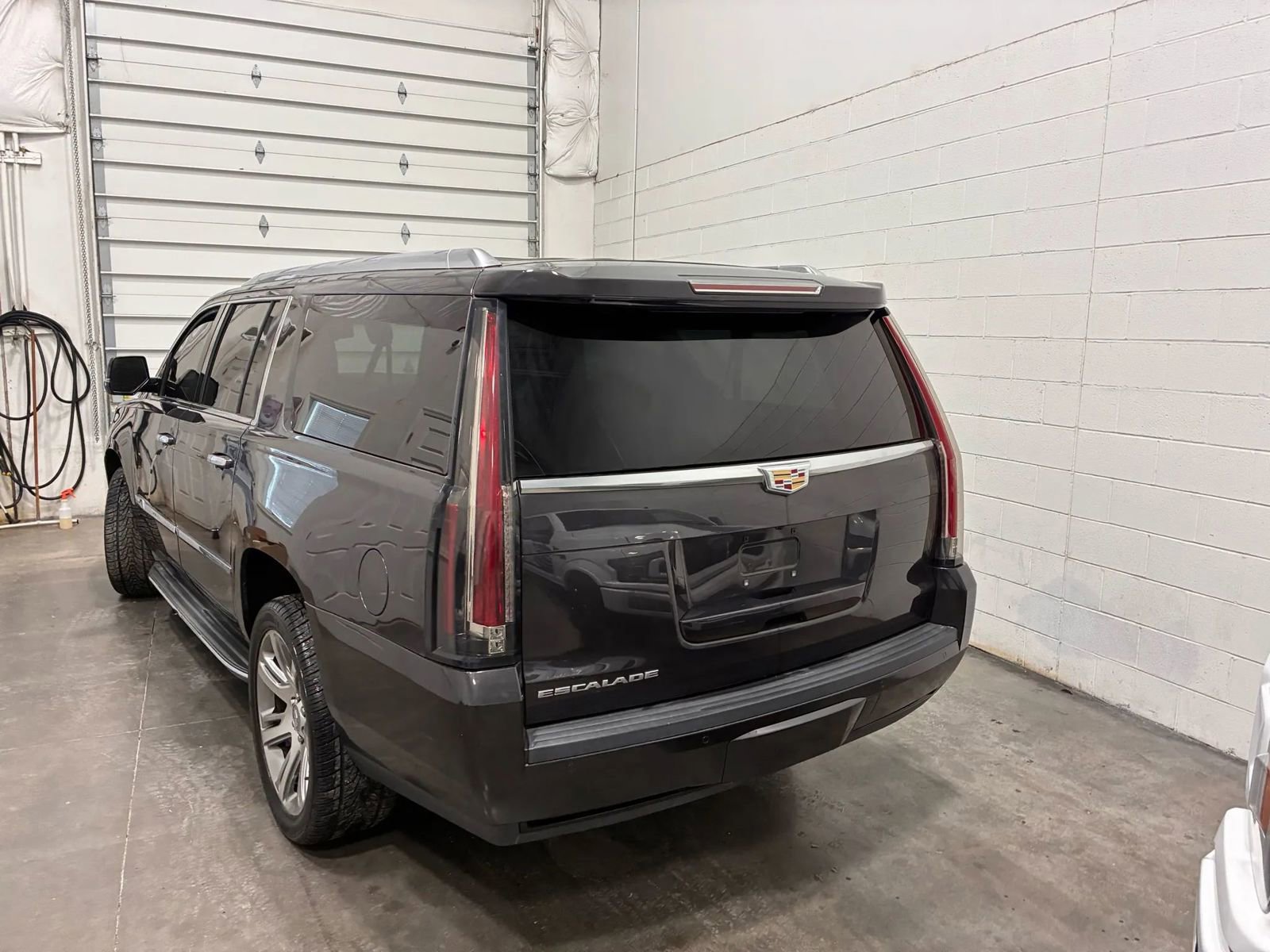 Used 2015 Cadillac Escalade ESV Luxury AWD/4WD image 8