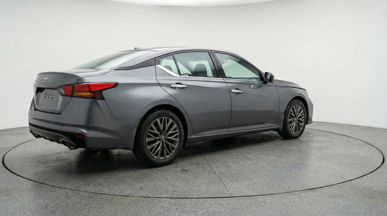 Used 2025 Nissan Altima 2.5 SV image 9