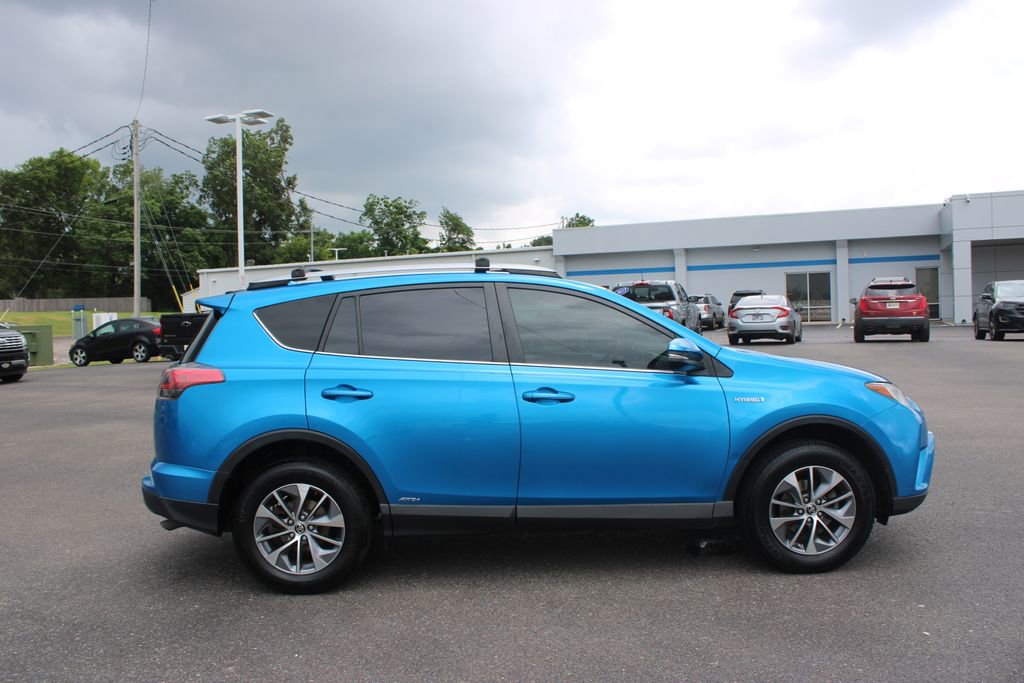 Used 2018 Toyota RAV4 XLE AWD/4WD image 11