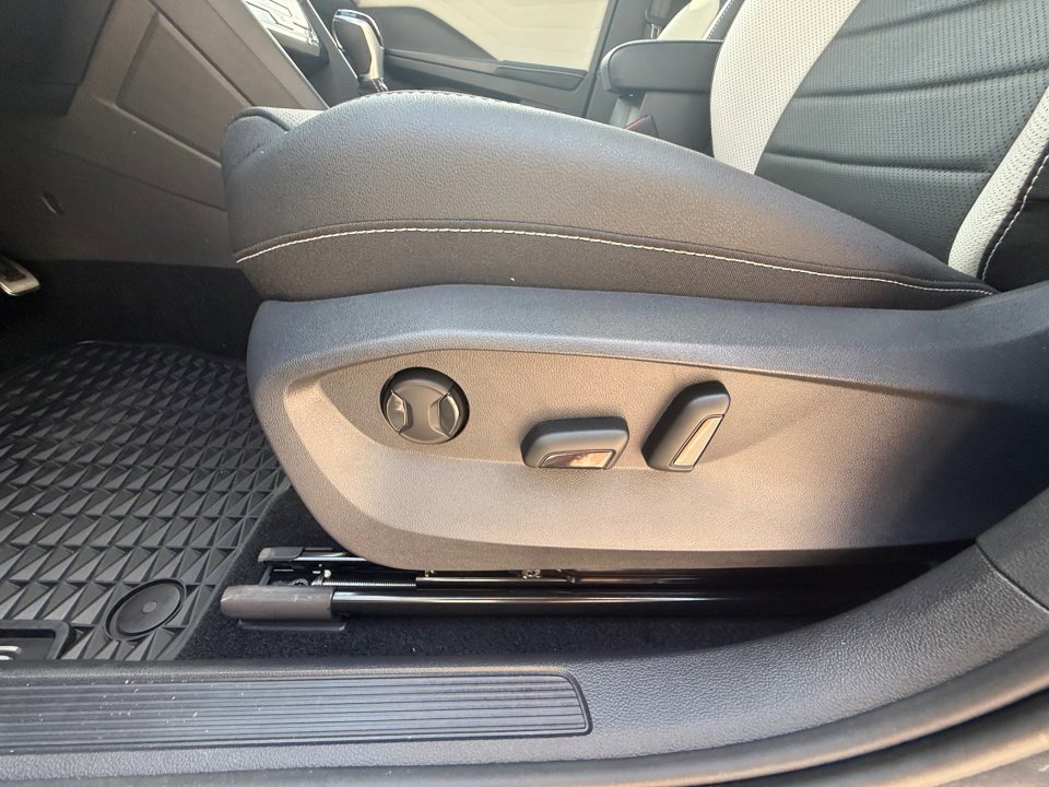 New 2025 Volkswagen Taos SEL image 35